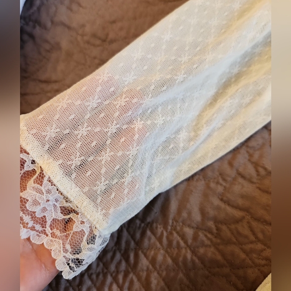 John Paul Richard EUC Stretch Lace Cream Button-up Top Petite Large - Picture 3 of 6